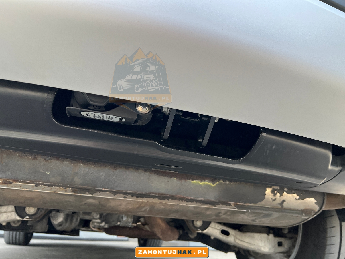 land rover discovery sport L550 2019 hybryda mhev od tylu z zdemontowaną kulą holownicza brink haka wypinanego, jak wyglada po montazu 